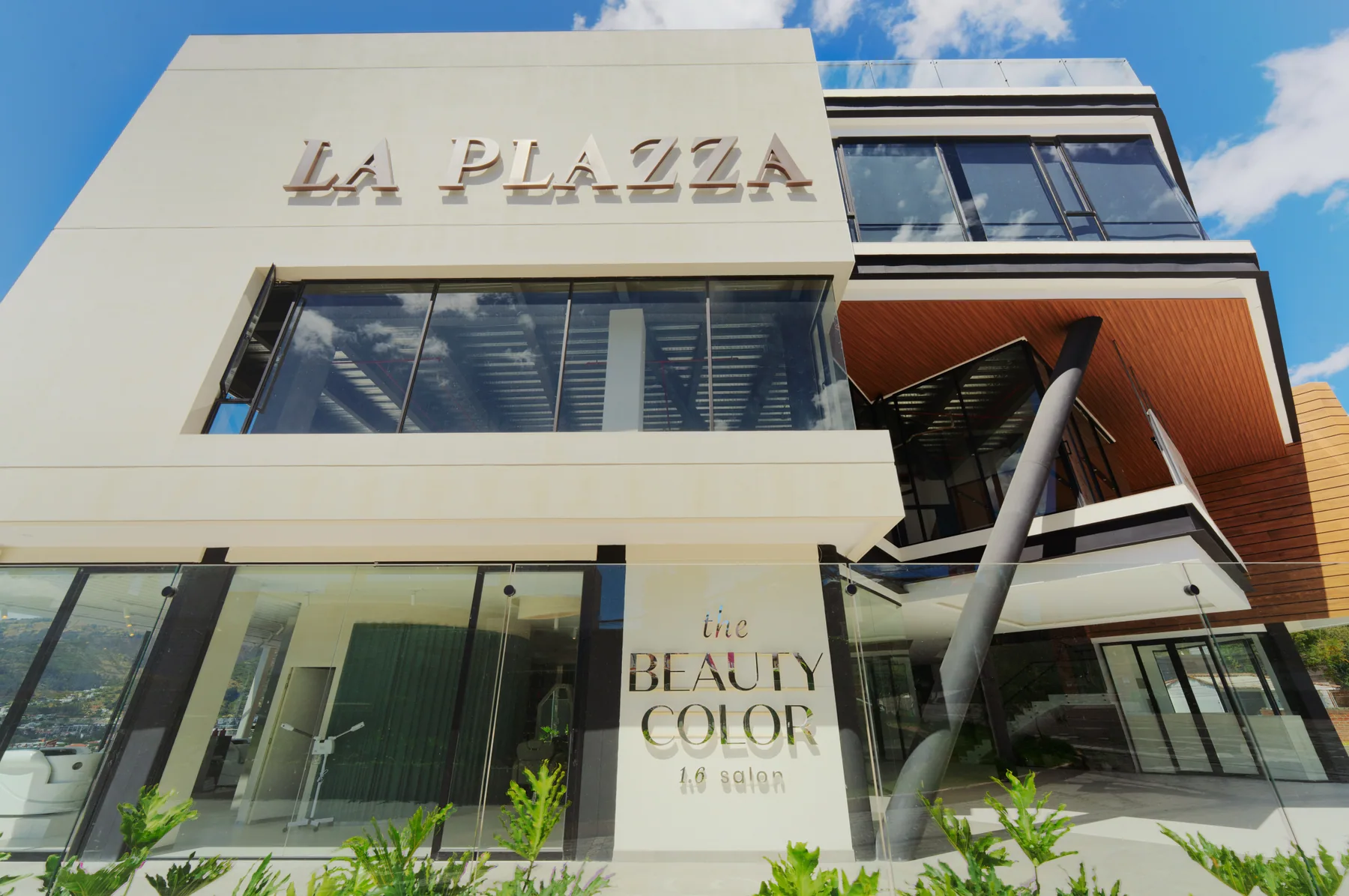 Fachada de La Plazza, con el rótulo de The Beauty Color en la planta baja.